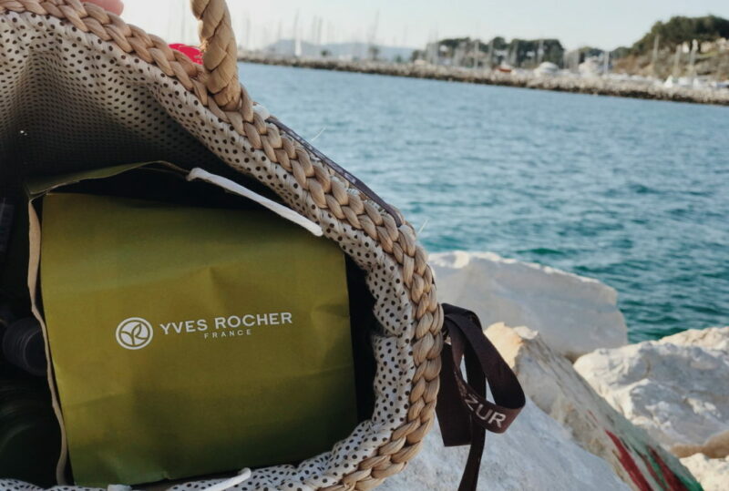 Yves Rocher je francuski brand prirodne kozmetike o kojem smo već pisali i upravo više o njemu možete saznati u jednoj od naših objava (ovdje). Pisali smo općenito o brandu, a nikad nismo predstavili njihove proizvode stoga vas ovdje očekuju recenzije njihova tri ruža.