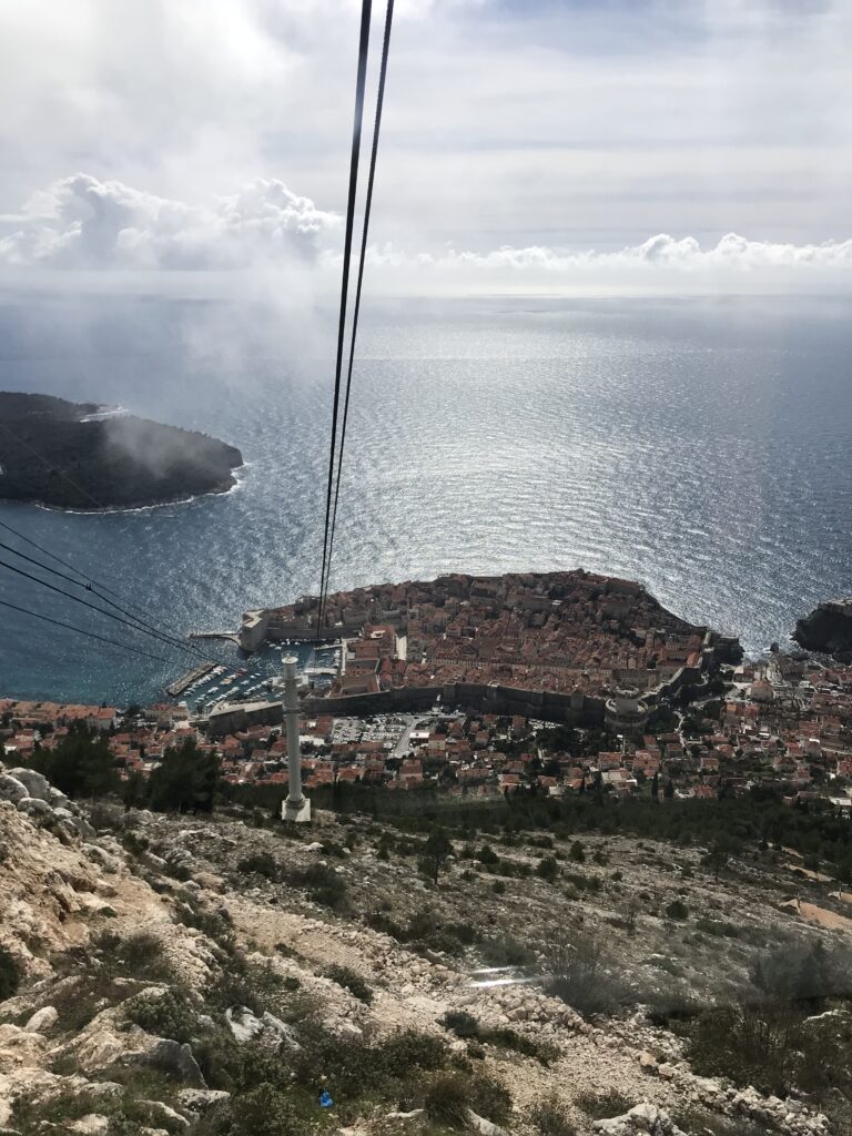 Brdo Srđ, mjesto s kojeg se pruža jedan od najljepših zalazaka sunca na svijetu